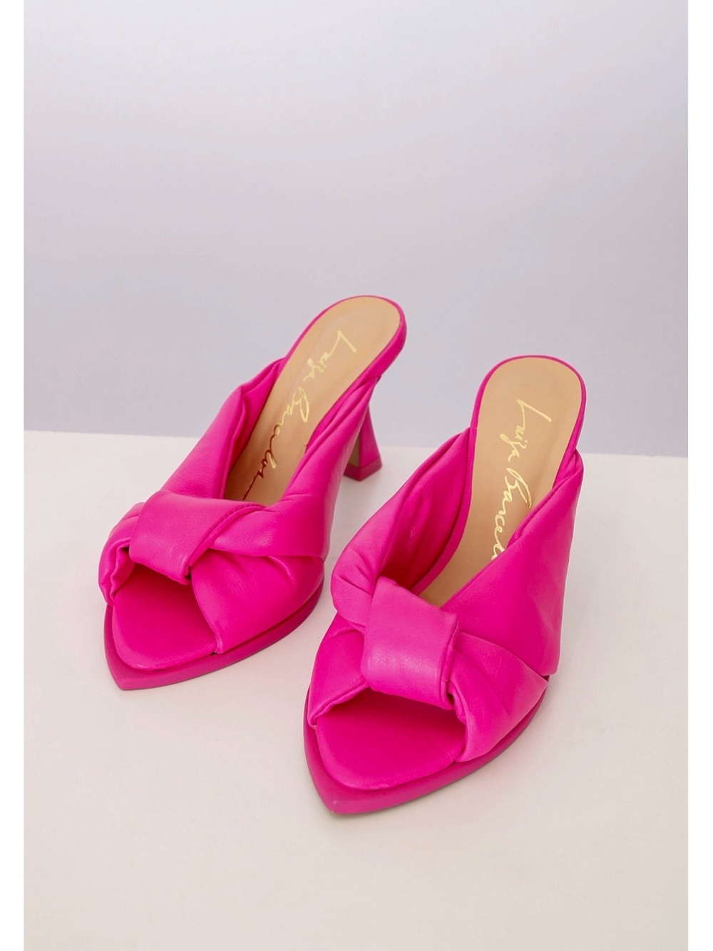 Mule Luiza Barcelos Puffer 
Bright Pink Knot-Detail